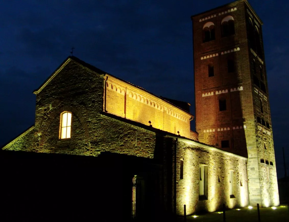 Chiesa romanica cimitero (notturna)
